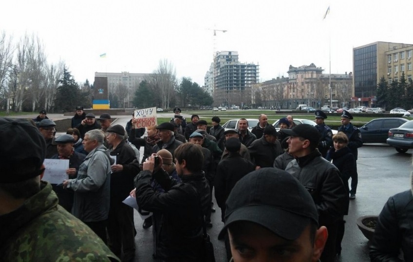У Миколаєві пікетують міську раду з вимогою вигнати з міста сепаратистів Поштівка