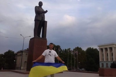 В Симферополе крымского татарина оштрафовали за фото с украинским флагом Поштівка