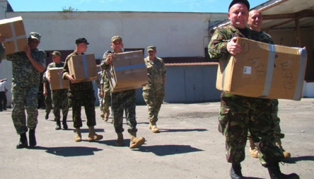 Брати з Нью-Йорка передали українським бійцям допомоги на 2 мільйони Поштівка