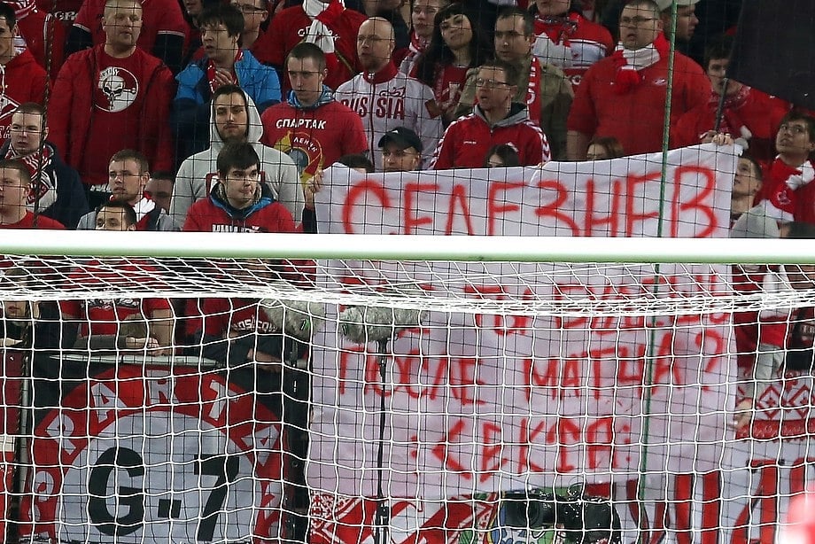 Российские фанаты вывесили загадочный баннер скандальному футболисту сборной Украины: фотофакт Поштівка