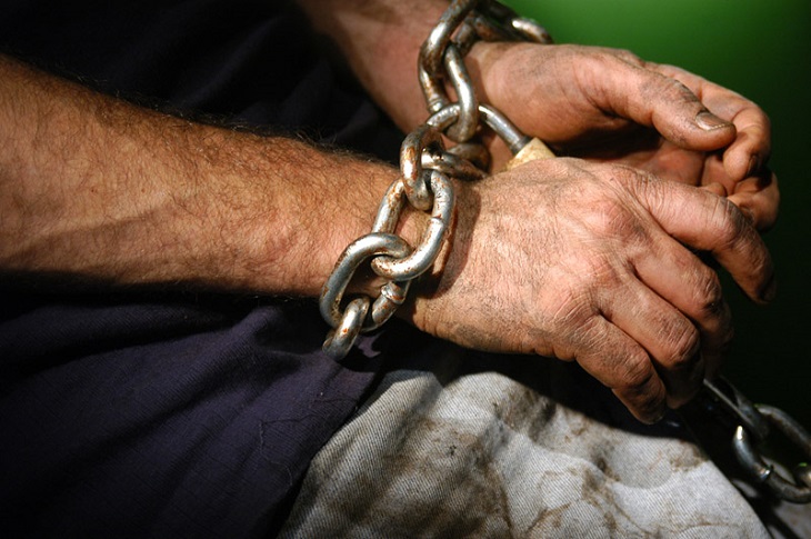 Правозахисники нарахували в Україні понад 210 тис. рабів Поштівка