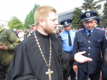 Священик, який одягнув георгіївську стрічку, під забороною Поштівка image 2