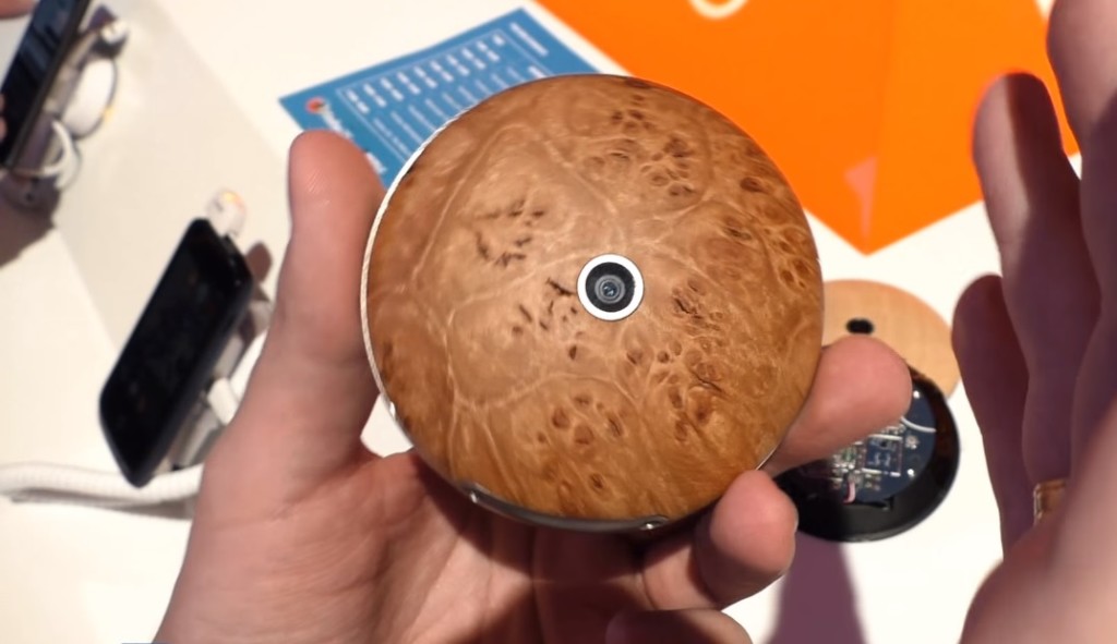 Американський стартап показав оригінальний круглий смартфон Поштівка