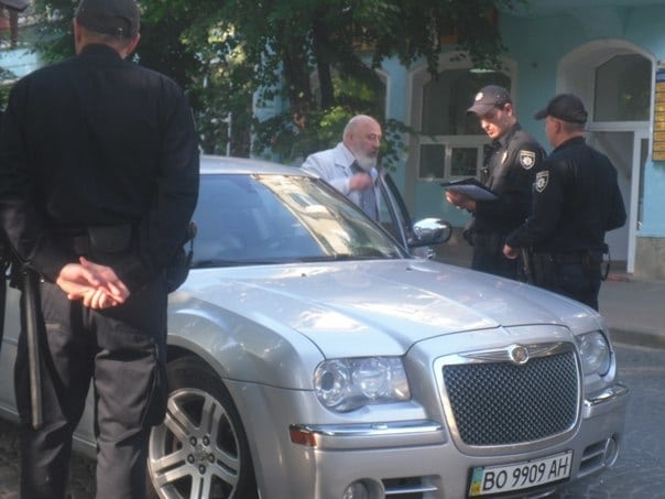 Священик у Тернополі на "Крайслері" порушив ПДР та влаштував сварку з "копами" Поштівка