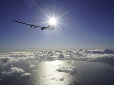 Літак на сонячних батареях відправився в політ через Атлантику Поштівка