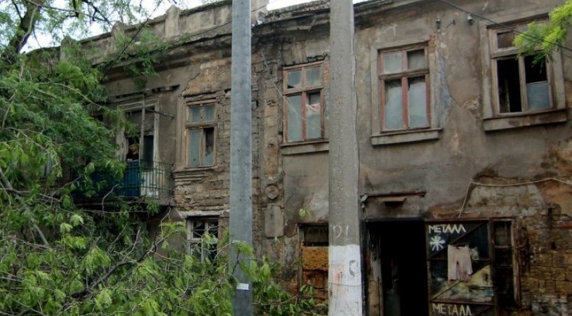 На Львівщині сильний вітер позривав дахи з будинків Поштівка