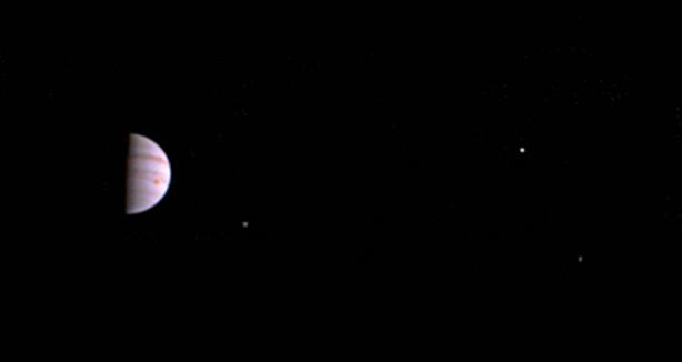 «Юнона» передала на Землю перше кольорове фото з орбіти Юпітера Поштівка