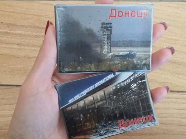 В окупованому Донецьку продають магніти з руїнами аеропорту Поштівка