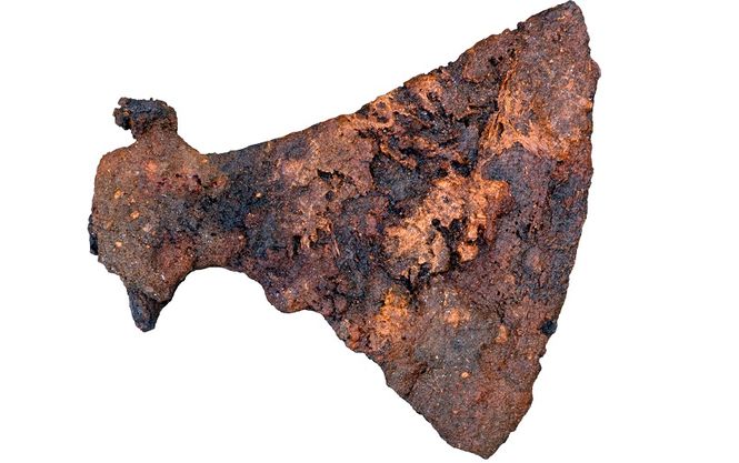 Археологи знайшли у Данії вражаючу сокиру вікінгів Поштівка