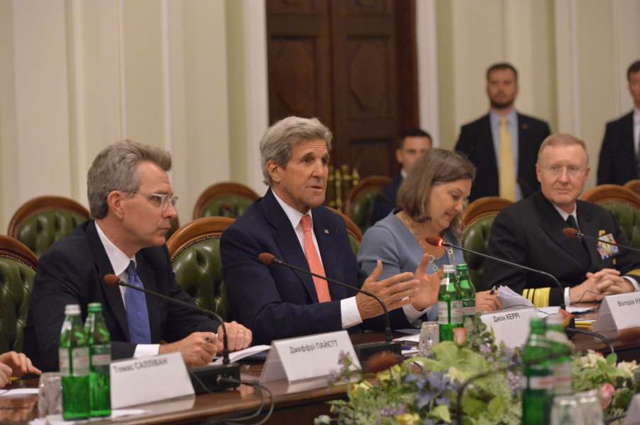 Керрі: Над питанням надання летальної зброї Україні працюють п’ять країн Поштівка
