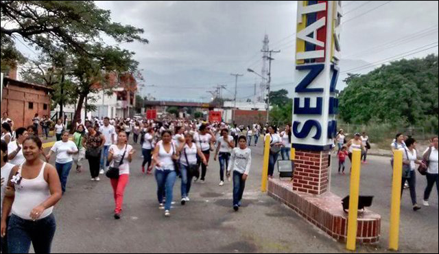 500 жінок з Венесуели прорвалися в Колумбію за продуктами Поштівка