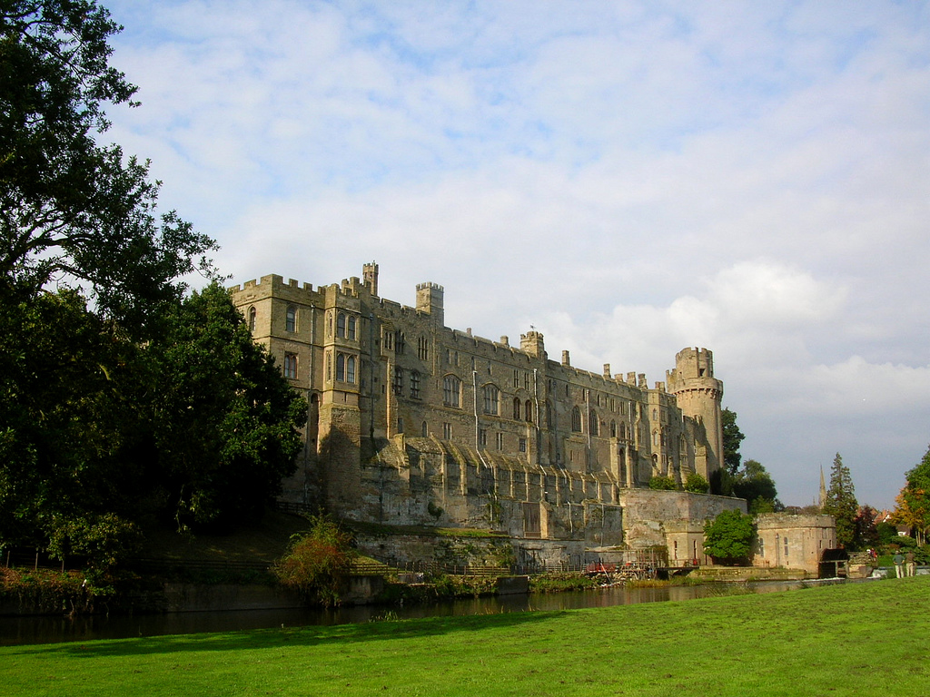 В англійському замку сфотографували примару Поштівка image 1