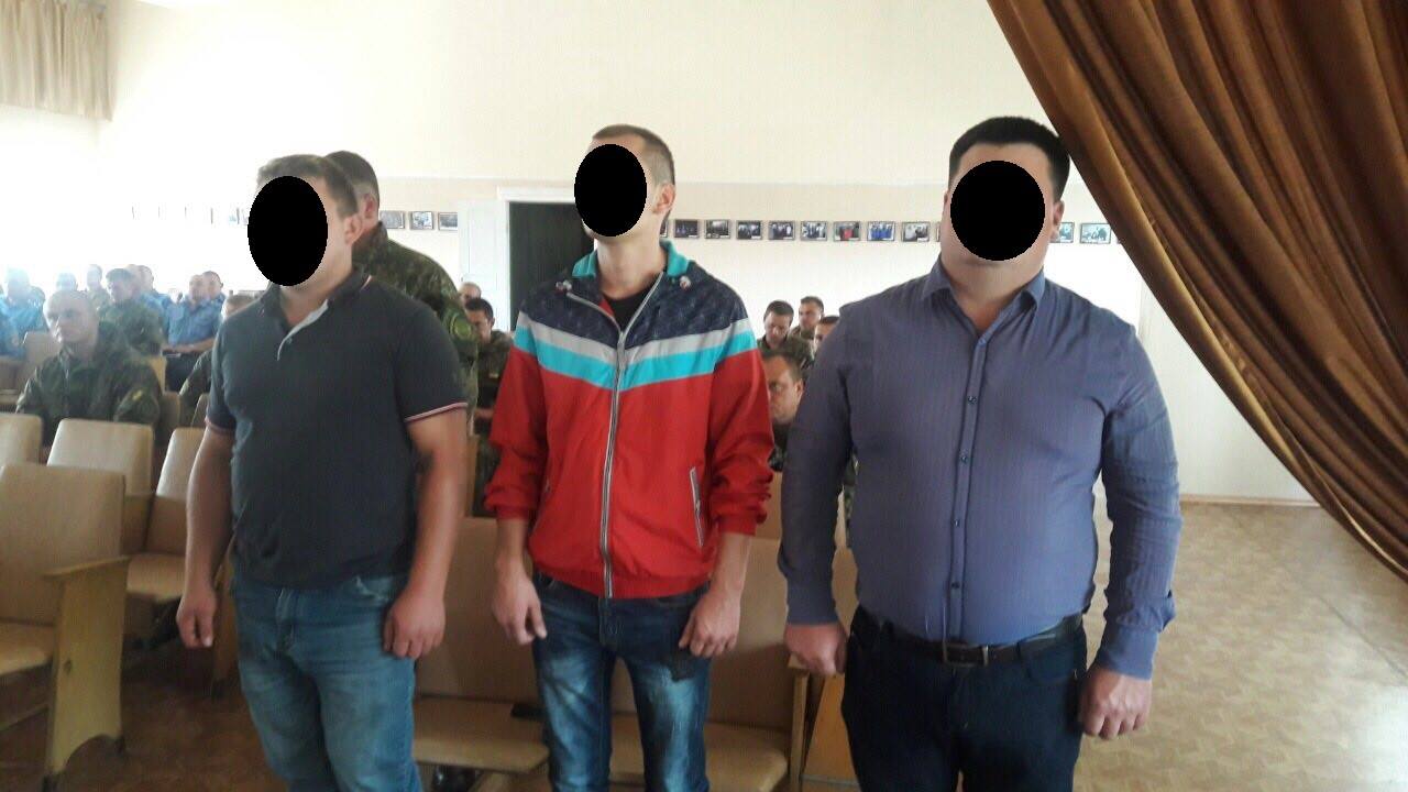 На Донеччині поліцейських звільнили за зв'язки з неповнолітньою Поштівка