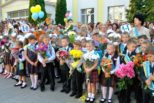Київським школам дозволили не проводити лінійки 1 вересня Поштівка
