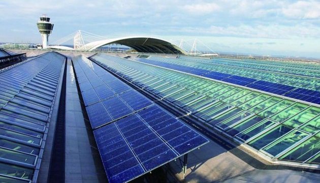 В аеропорту Тбілісі встановлені сонячні батареї Поштівка