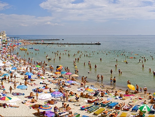 СЕС закликає відпочивальників відмовитись від купання у морі поблизу Одеси Поштівка