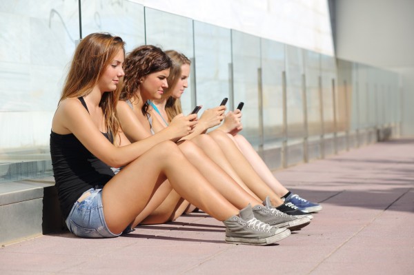 Вчені розповіли про нові наслідки використання мобільних телефонів Поштівка