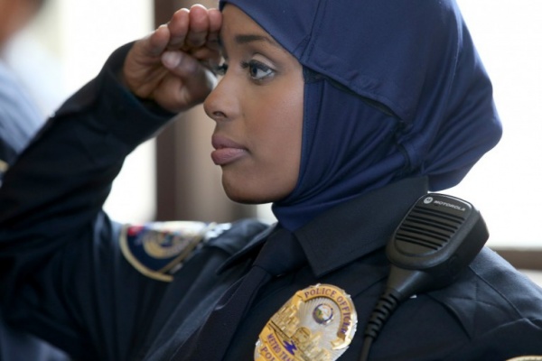 У канадській поліції жінкам дозволили носити хіджаб Поштівка