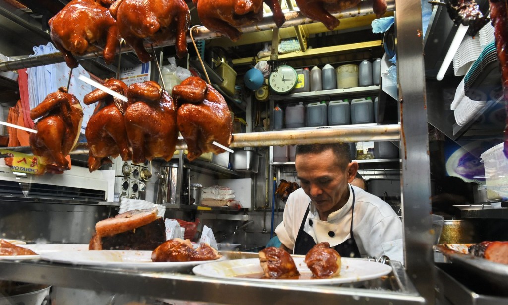 Перша в Сингапурі зірка Мішлен присуджена кухарю вуличної їжі Поштівка image 1