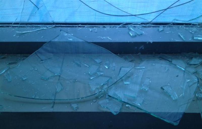 У Вінниці невдоволений своїм життям чоловік побив вікна в ОДА Поштівка