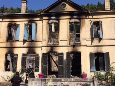 У Франції жінка спалила власний старовинний замок Поштівка