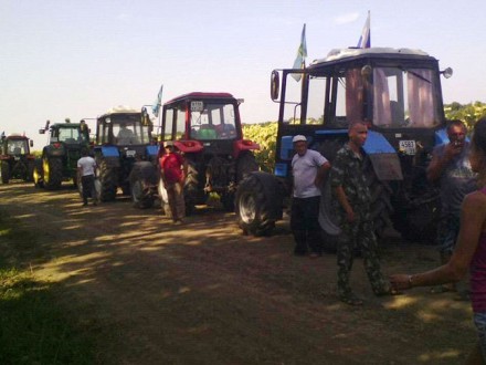 Російські фермери вирушили тракторним маршем на Москву Поштівка