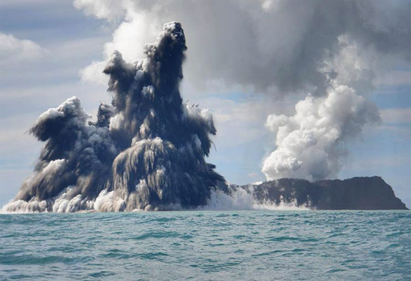 Найбільші та найактивніші вулкани знаходяться на дні океану Поштівка