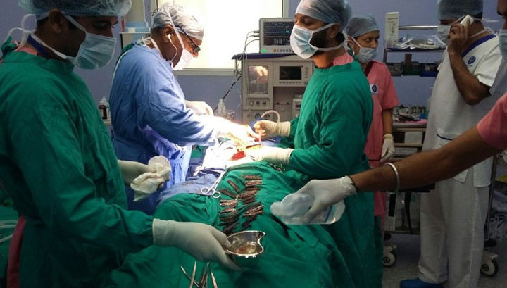 В Індії лікарі витягли 40 ножів зі шлунку пацієнта Поштівка