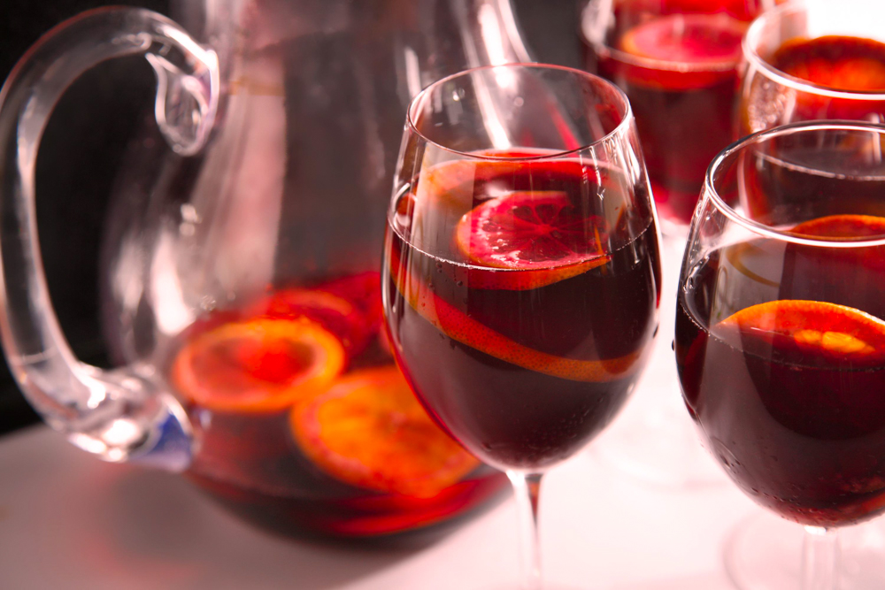 Іспанську сангрію роблять з червоного вина та апельсинів Поштівка