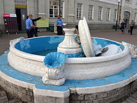 Житель Сумщини зруйнував фонтан при спробі зробити селфі Поштівка