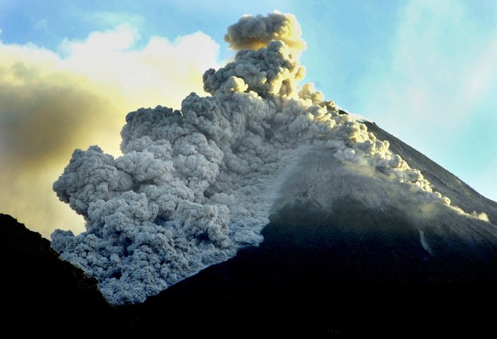 На індонезійському острові Ломбок знову прокинувся вулкан Рінджані Поштівка