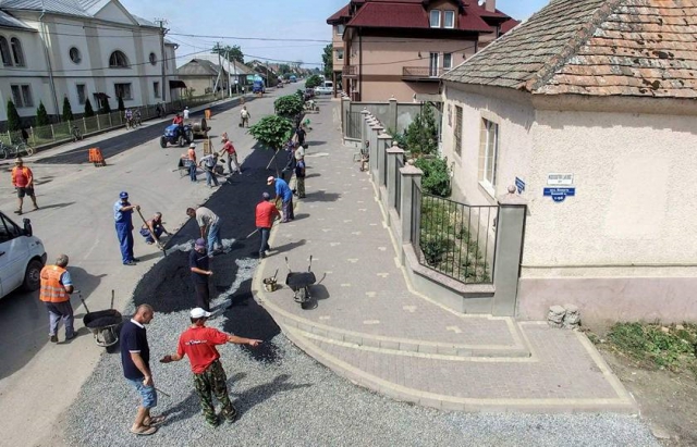 Закарпатці власноруч відремонтували дороги у своєму селі Поштівка image 1