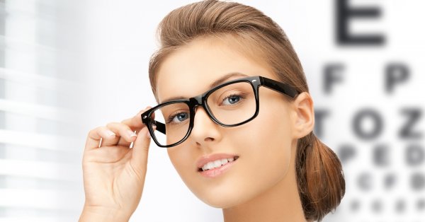 Доведено: Люди, які носять окуляри, дійсно розумніші за інших Поштівка