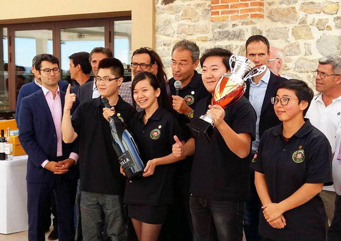 Китайці виграли конкурс дегустаторів вина у Франції Поштівка