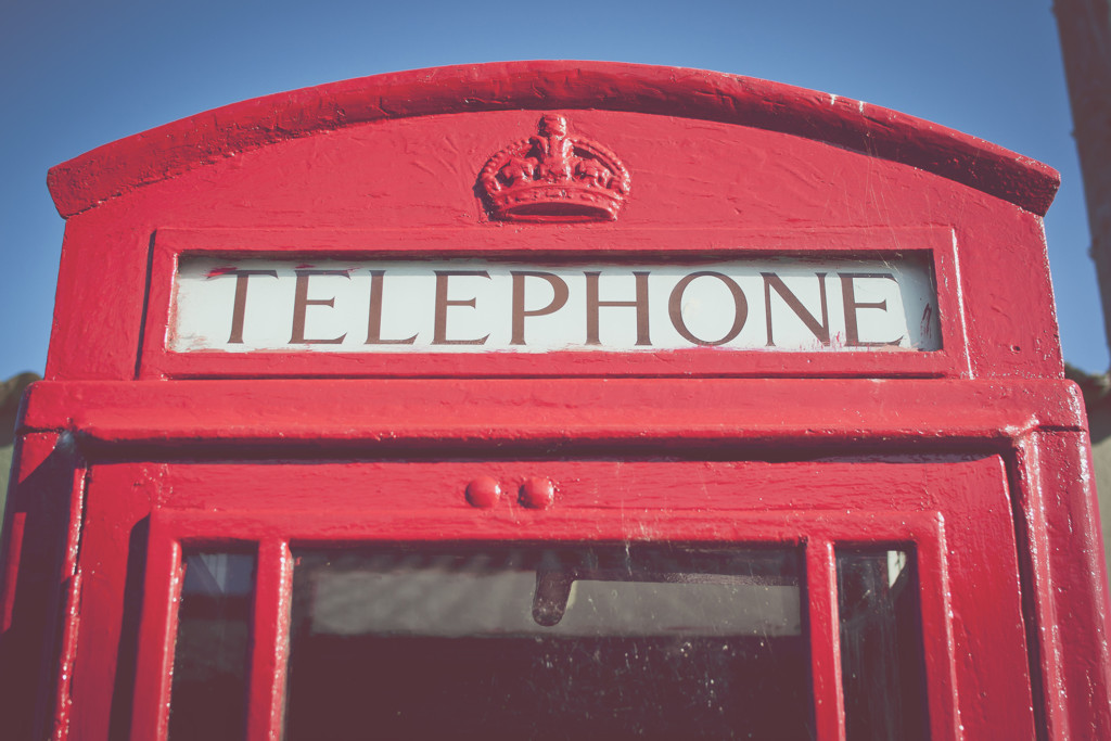 У Великобританії відкрився музей у телефонній будці Поштівка