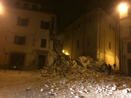 В центральній Італії сталися три землетруси, які призвели до значних руйнувань Поштівка