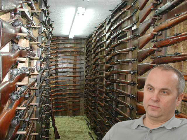 Шуфрич задекларував 9 квартир і 156 одиниць вогнепальної зброї Поштівка