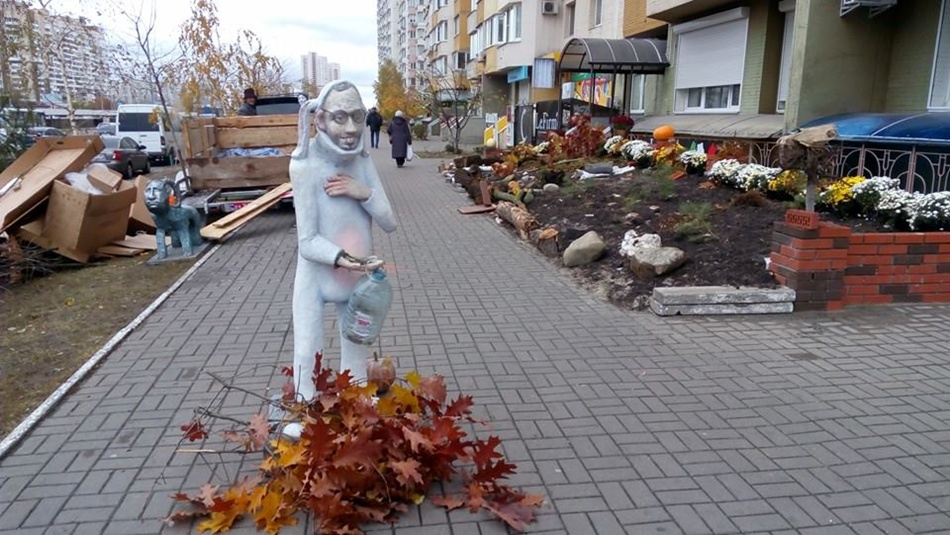 Скульптурі «кролика» в Києві щодня кладуть в лапку морквину Поштівка image 1
