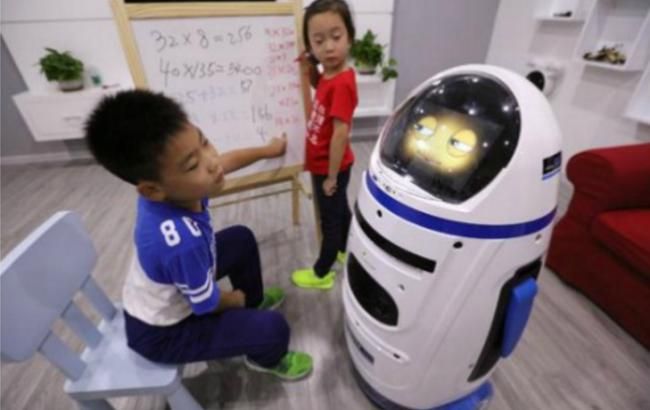 У Китаї робот напав на людину Поштівка