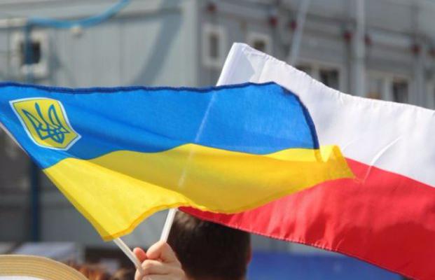 Польські націоналісти побили проросійських паліїв українського прапора Поштівка