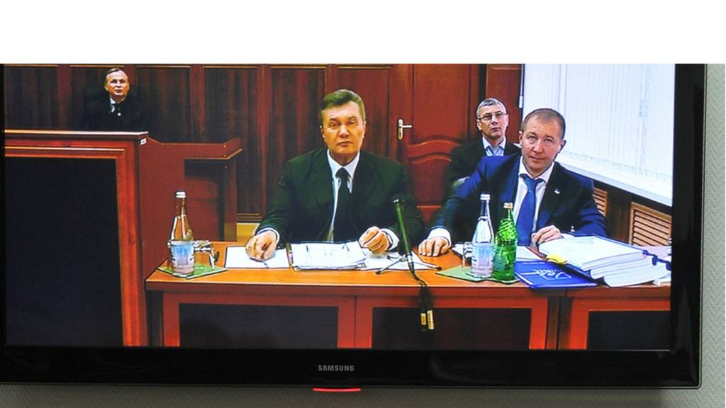 Луценко зачитав Януковичу підозру у державній зраді Поштівка