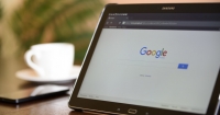 Google проти видань з фейковими новинами Поштівка