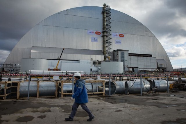В Чорнобилі насунули нову арку над зруйнованим 4-м енергоблоком Поштівка