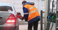 Народні депутати хочуть зробити українцям подарунок у вигляді зростання цін на паливо Поштівка
